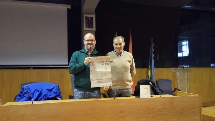 El edil Héitor Mera (BNG) con el coordinador de las jornadas, el profesor Luis Domínguez Castro. // S.A.