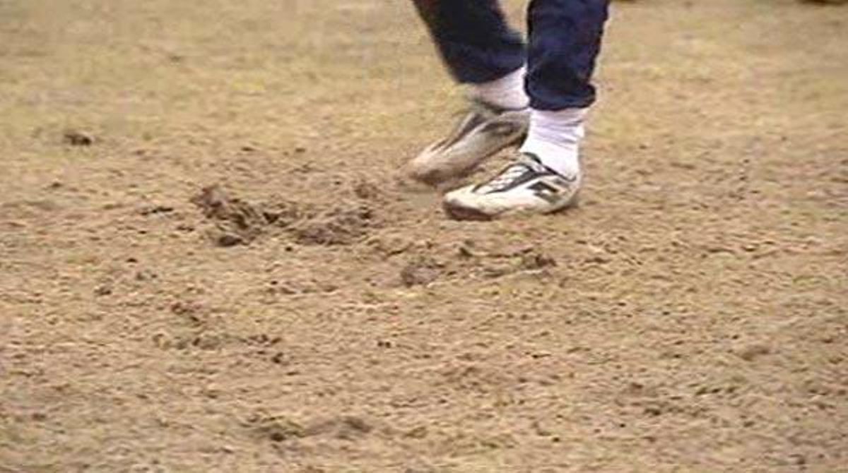 Els jugadors comproven en persona el mal estat del terreny de joc.