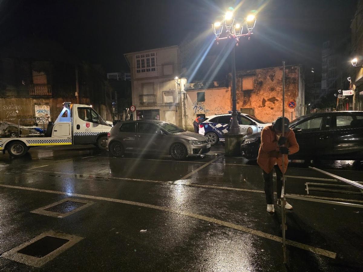 Retirada de vehículos en la zona del mercado ambulante de Vilagarcía durante el montaje de los puestos. Retirada de vehículos en la zona del mercado ambulante de Vilagarcía durante el montaje de los puestos.