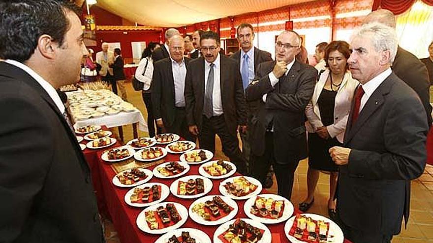 Escudero, en primer terme, al costat de les autoritats abans de començar les degustacions.