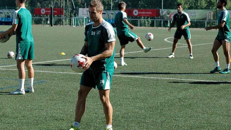 José Marco Higón, nuevo fichaje del Coruxo, en el entrenamiento de ayer en Fragoselo. // R.R.