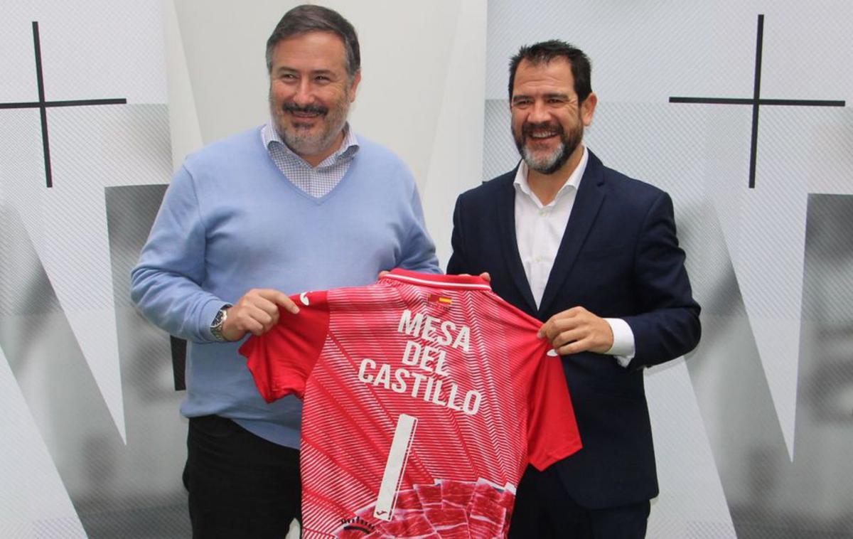 Luis Mesa y Fran Serrejón, posan con la camiseta de ElPozo. | PRENSA ELPOZO