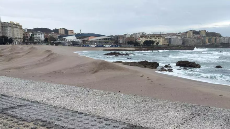 La duna de Riazor resiste al temporal marítimo con alerta roja en A Coruña