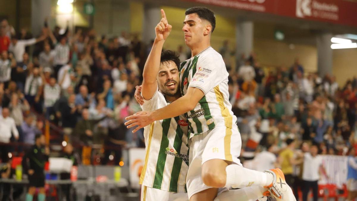 Nicolas y Carlos Gómez celebran un gol en un partido del Córdoba Futsal.