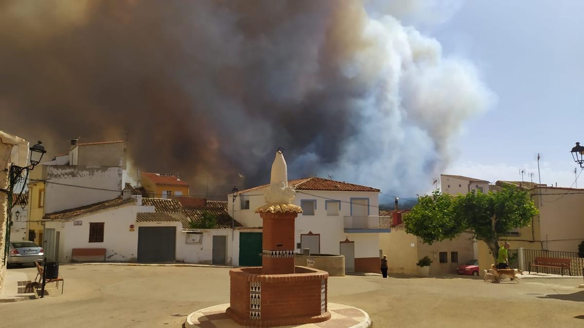 El incendio que afecta a Venta del Moro visto desde Casas de Moya
