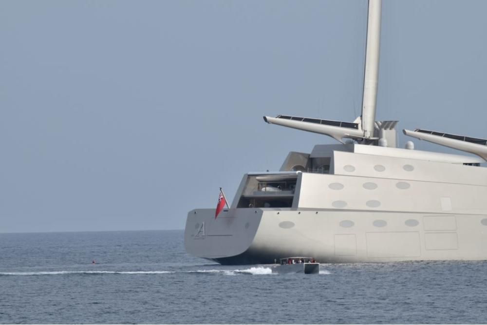 El velero del magnate ruso Andrey Melnichenko asombra en Puerto Portals