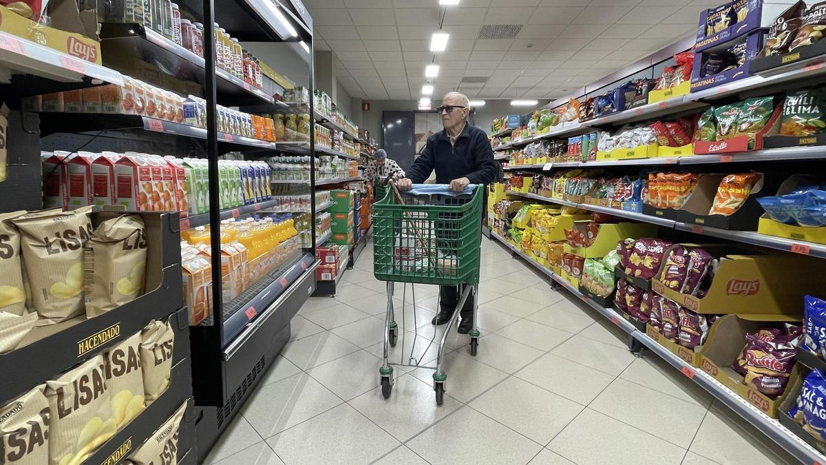 La inflación baja en mayo al 3,2%, su menor nivel en 15 meses. En la imagen, un hombre compra en un supermercado.