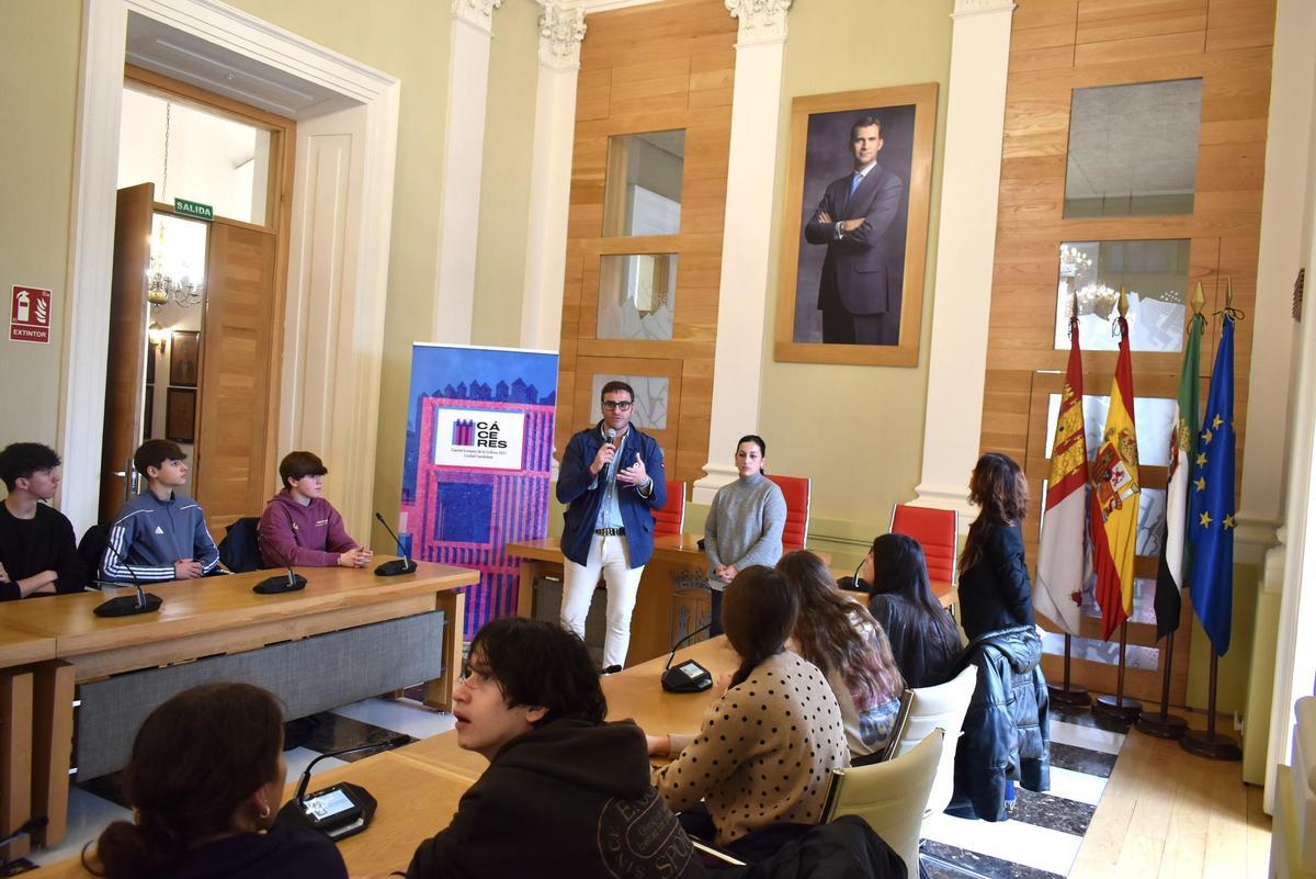 Fotogalería | Alumnos franceses y portugueses visitan el ayuntamiento de Cáceres