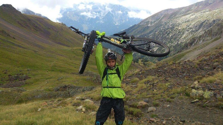 Agua, Donuts y hojas para taparse: la noche de un ciclista en una cueva de Fredes sitiada por la nieve