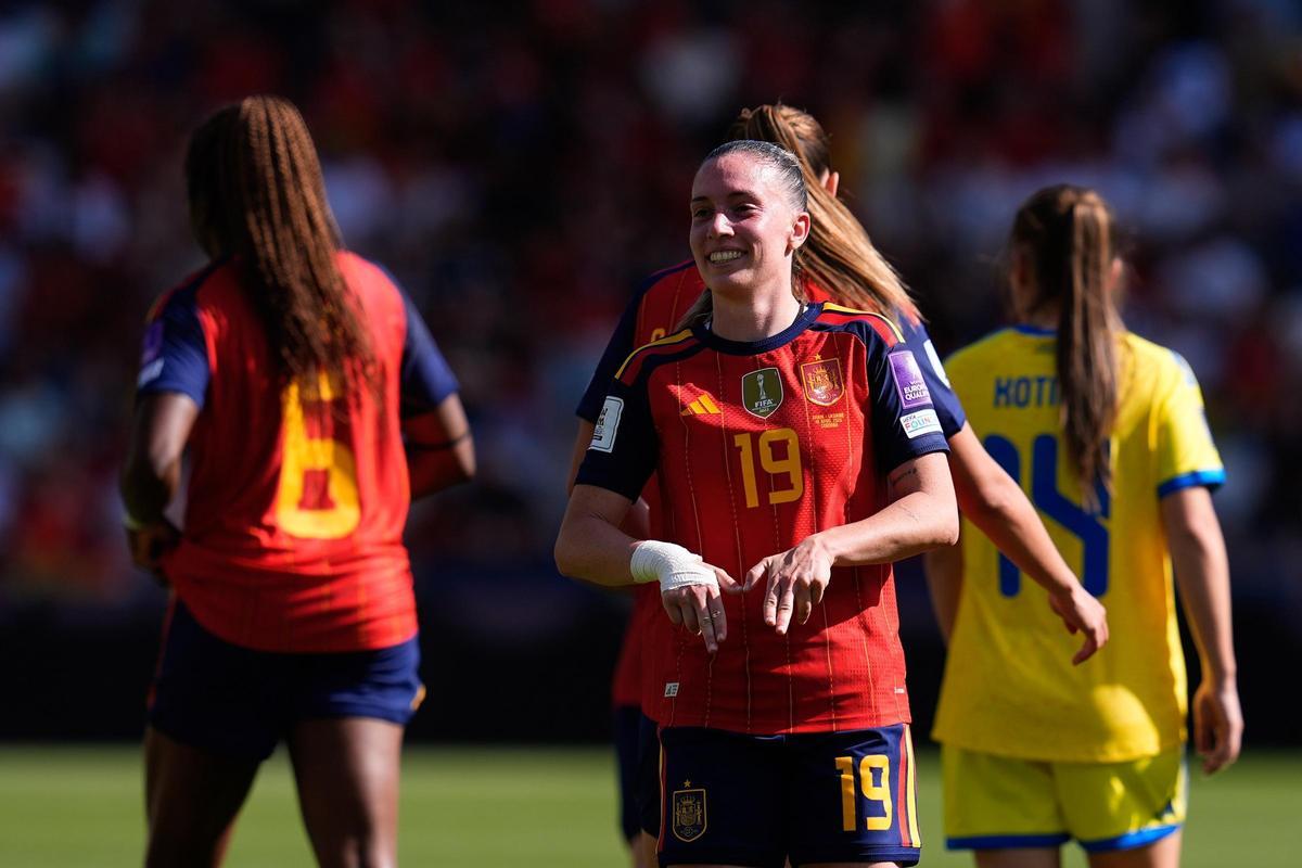 Eva Navarro celebra su gol ante Ucrania