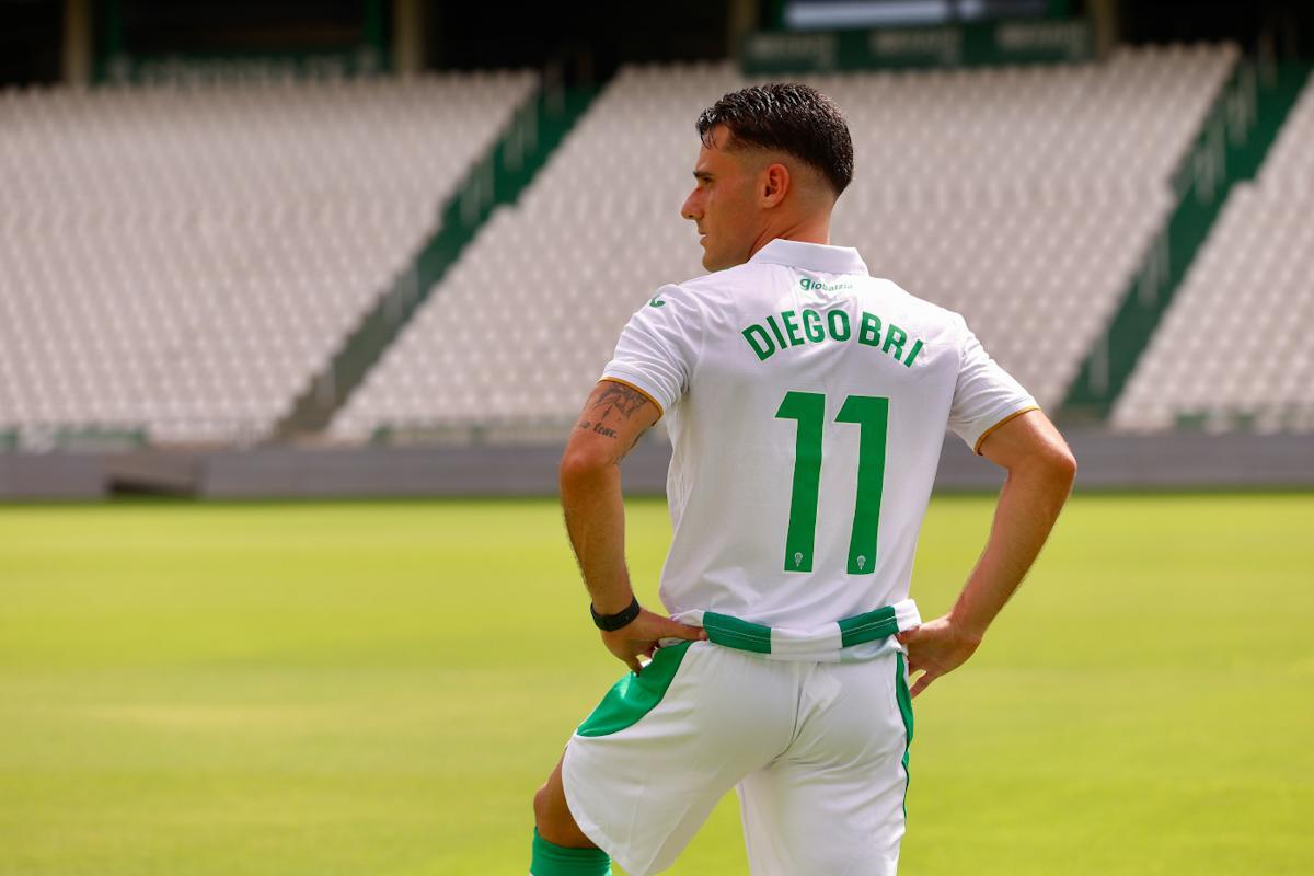 La presentación del jugador del Córdoba CF Diego Bri, en imágenes