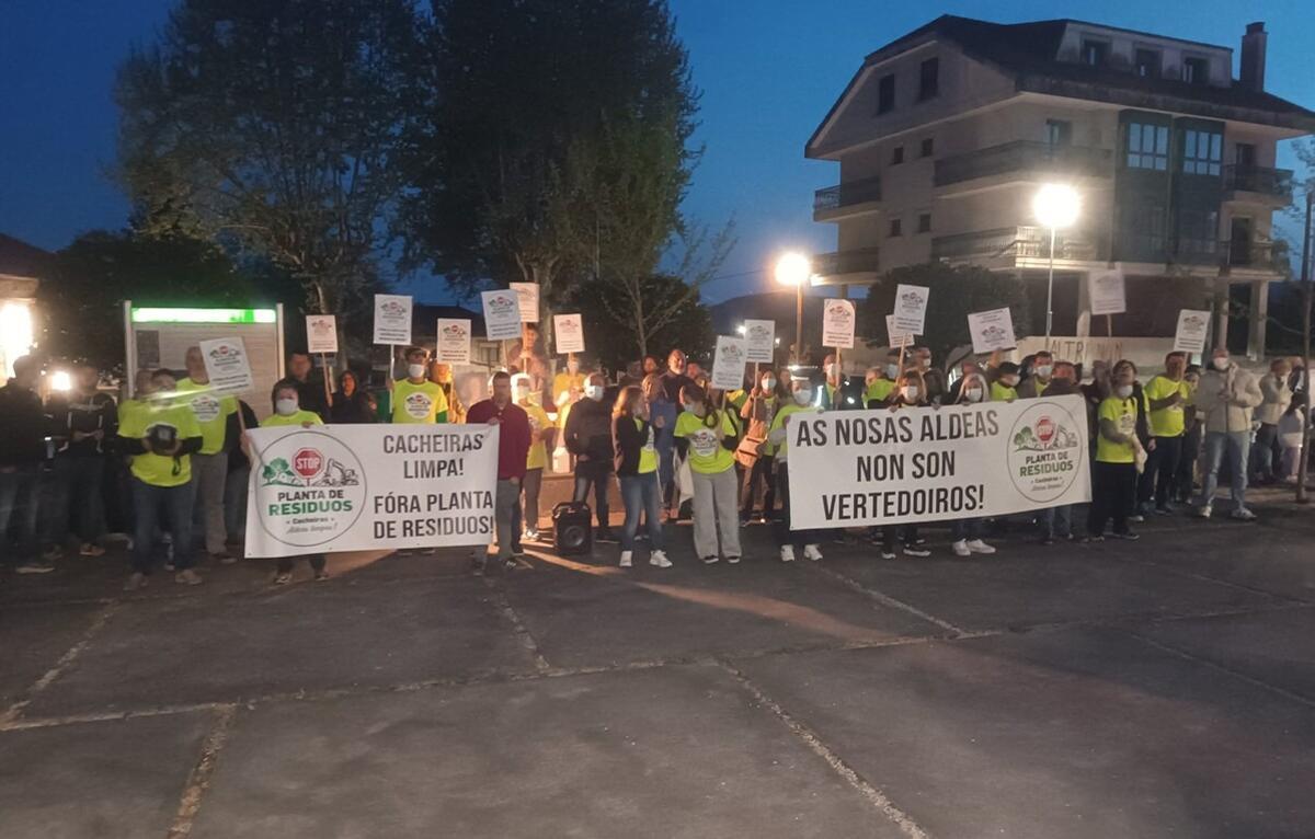 Concentración de vecinos contra la planta de residuos inertes tras el último pleno en Teo