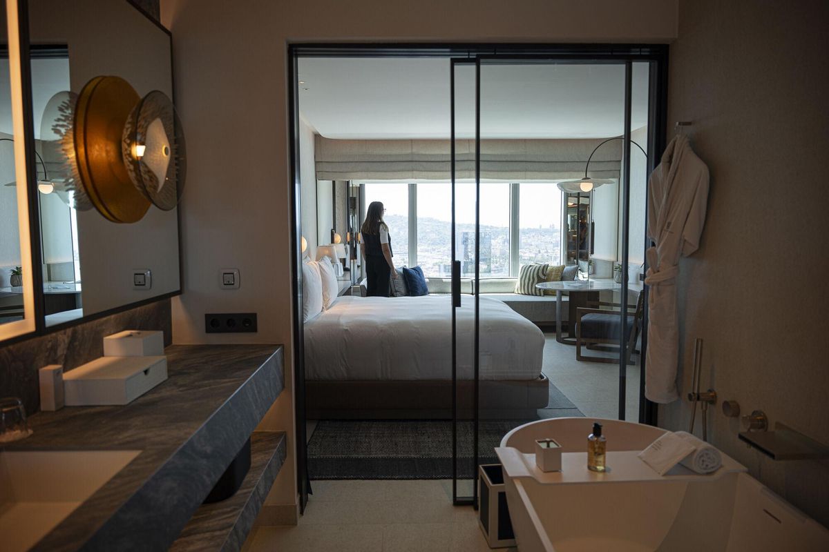 L’Arts estrena 432 habitacions de luxe i aborda nova fase d’obres: així és la renovació hotelera més cara de Barcelona L’Arts estrena 432 habitacions de luxe i aborda nova fase d’obres: així és la renovació hotelera més cara de Barcelona
