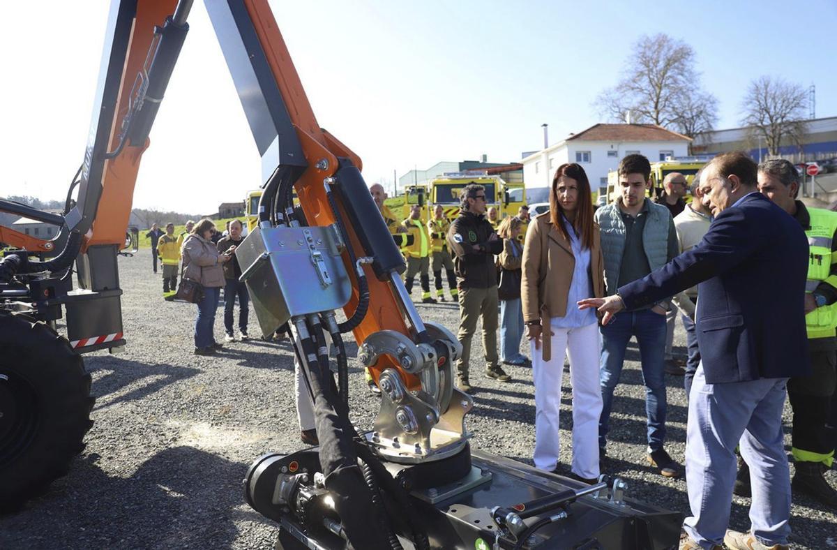 José Crespo acompañó a la conselleira en el acto celebrado en Botos. |