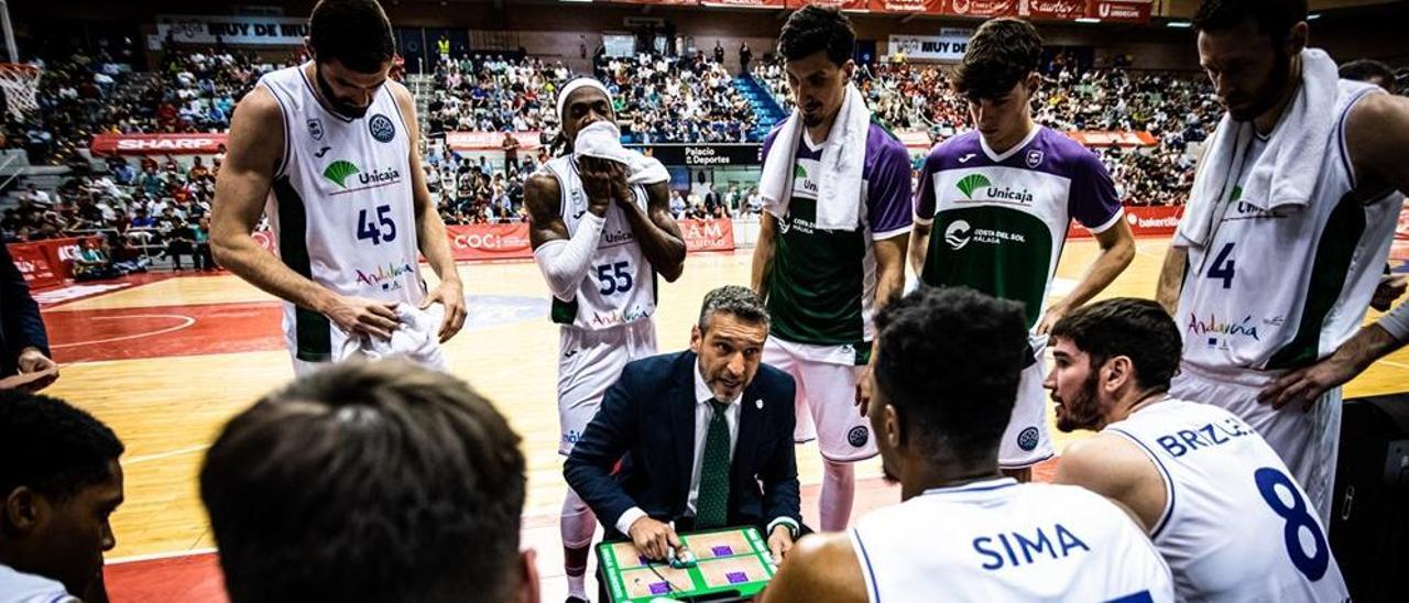 Ibon Navarro se dirige a sus jugadores en un encuentro de la Basketball Champions League.