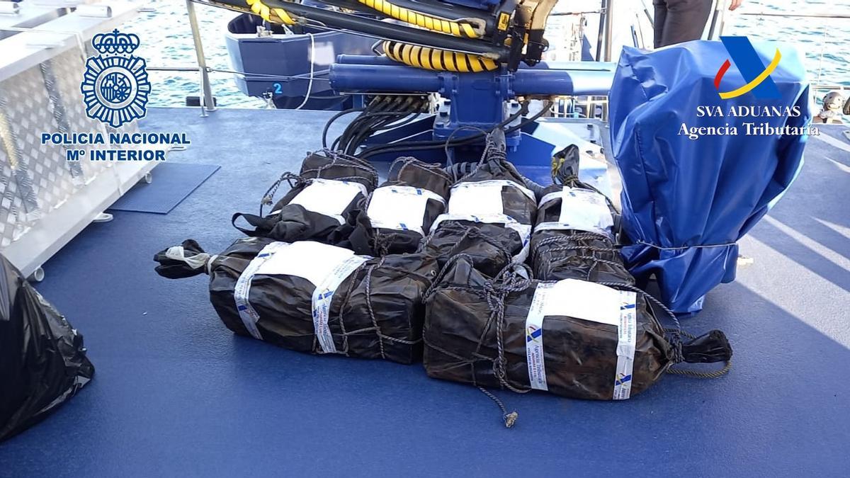Los seis bolsos interceptados el pasado lunes en el interior de un buque fondeado en la bahía.