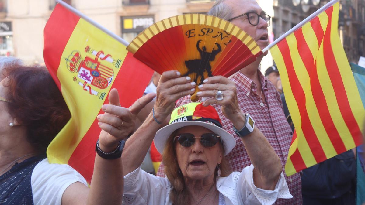 Manifestantes contra la amnistía interrumpen el minuto de silencio por el terremoto de Marruecos en la plaza de Sant Jaume