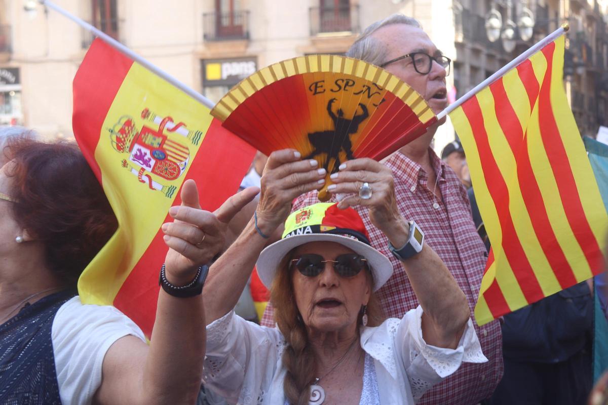 Manifestants contra l’amnistia interrompen el minut de silenci pel terratrèmol del Marroc a la plaça de Sant Jaume