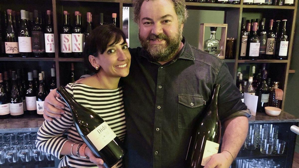 Judith Cercós y su marido, Ludovic Dubois, en el restaurante parisino Les Poulettes Batignolles.