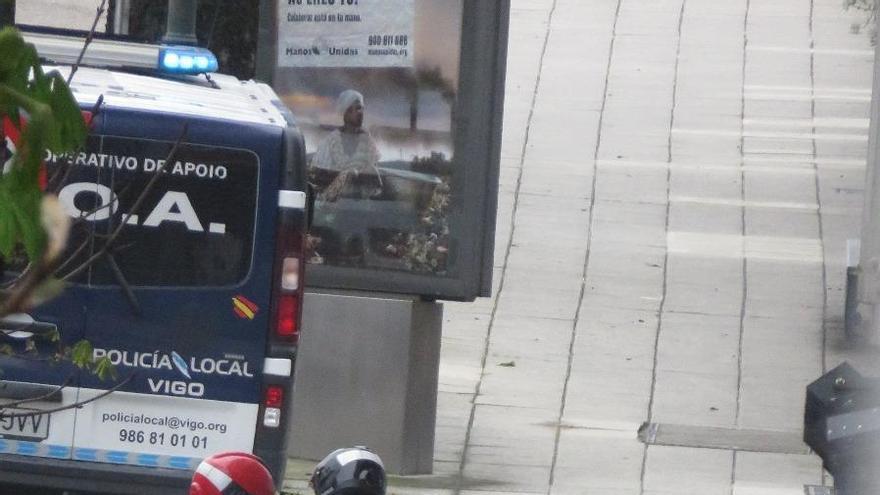 Un agente de la Policía Nacional habla con dos personas.