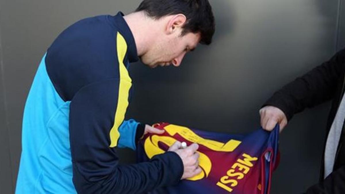 rpaniaguaweb messi   signant la samarreta per a m ller  fot130109124757