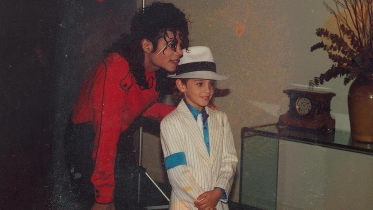 Imagen del documental 'Leaving Neverland' en el que aparece Michael Jackson junto a un niño