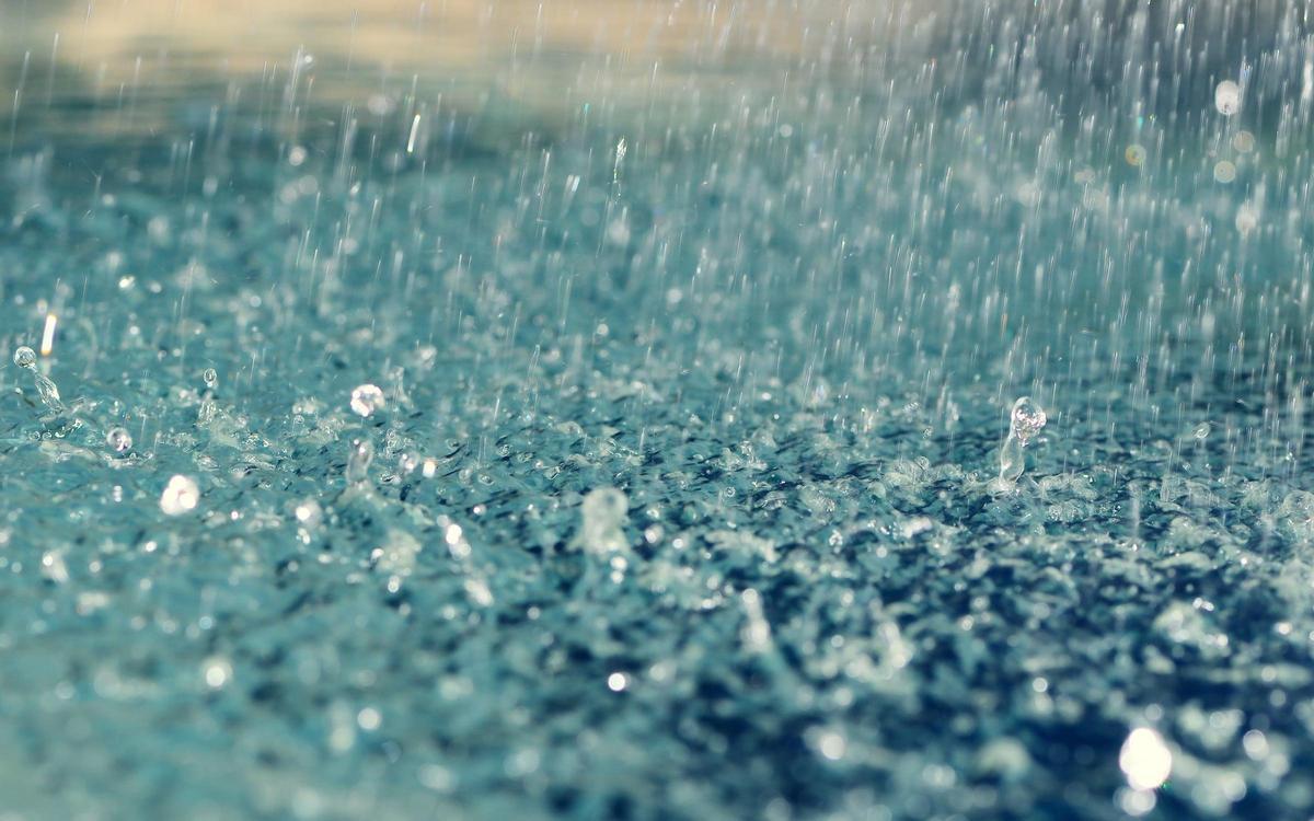 Gotas de lluvia impactando sobre el suelo