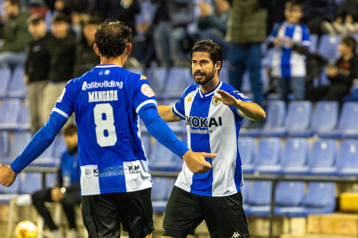 Monsalve celebra con Mangada el gol ante el Sabadell.