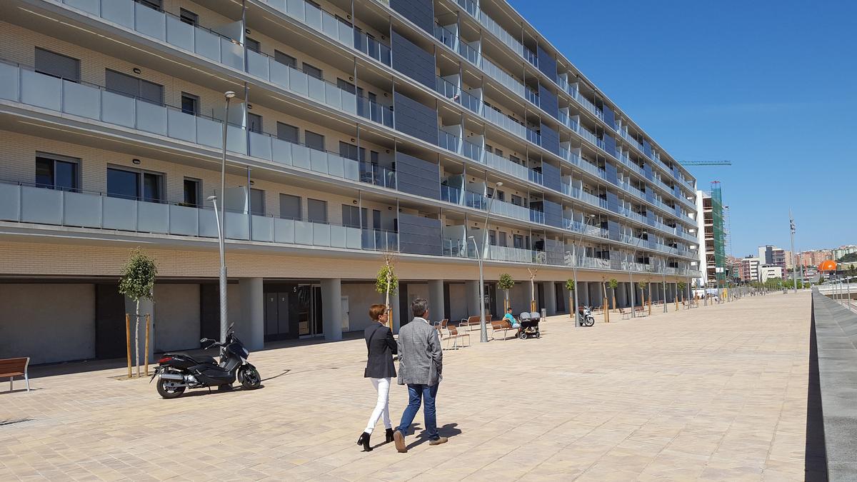 Viviendas junto al canal del puerto en Badalona.