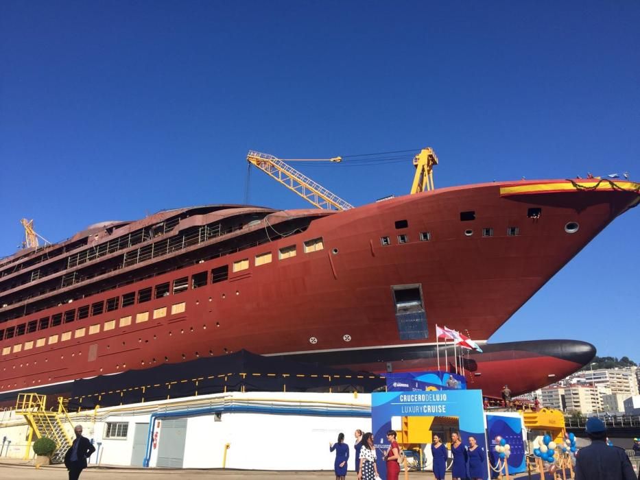 El crucero, momentos antes de la botadura // J. Lores / L. Graña