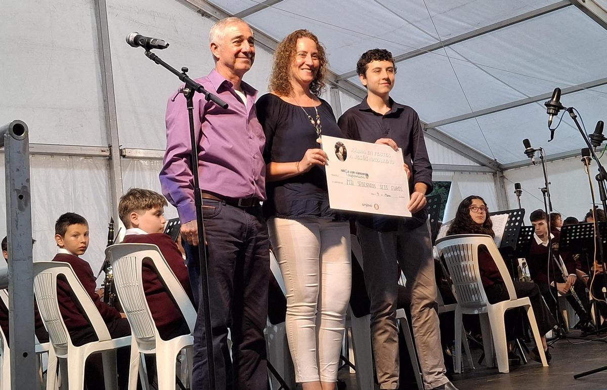 Vicenta María Torres y su hijo, David Polvoreda, han recogido en represtanción de Aspanion el donativo de 1.606 euros