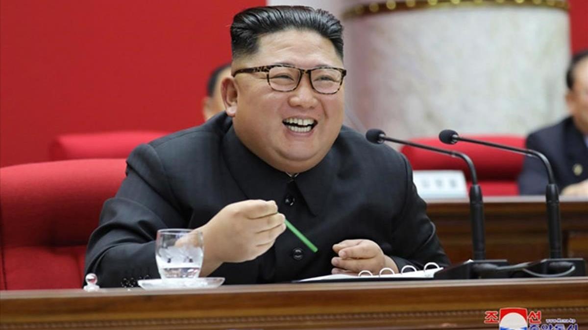 Kim Joing-un, durante su alocución en el Comité Central del Partido de los Trabajadores.