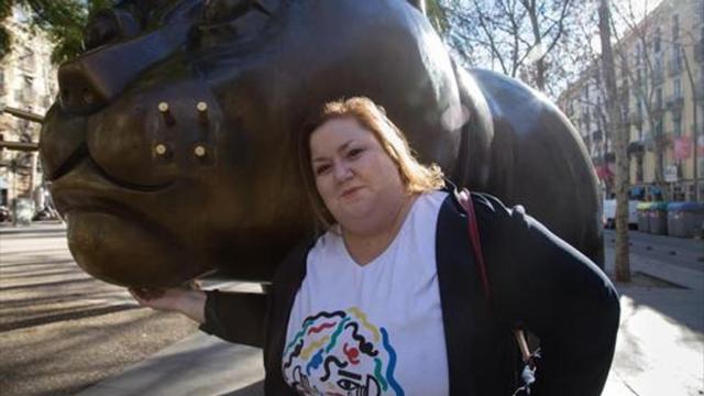 Itziar Castro, junto al gato de Botero, en el Raval.