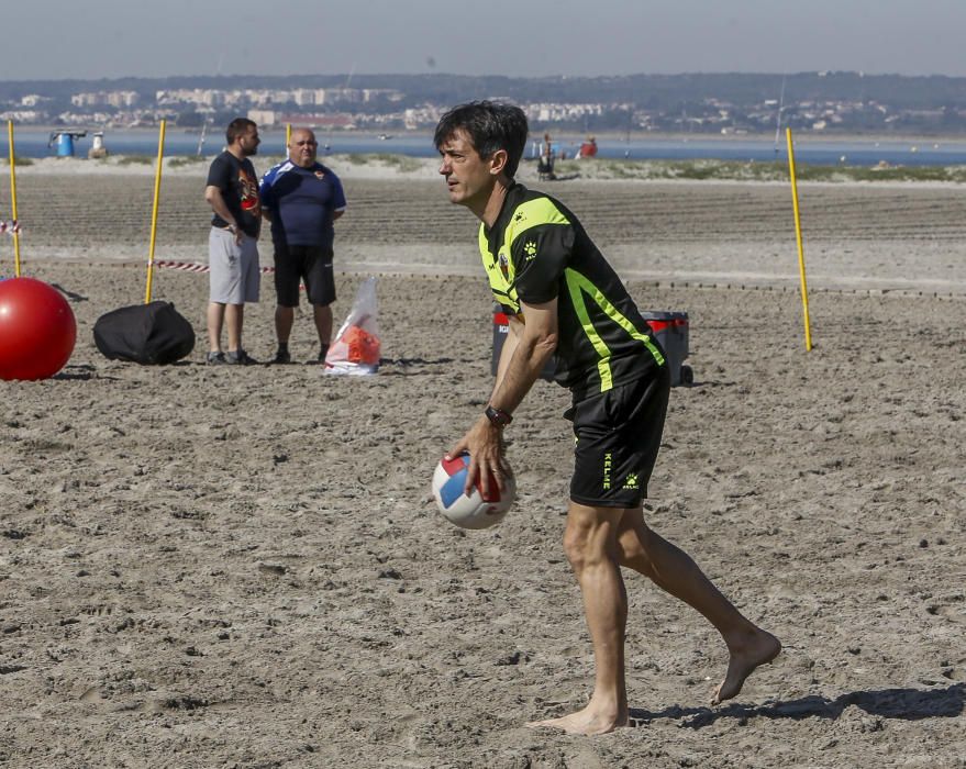 El equipo ha llevado a cabo una distendida sesión de trabajo a la orilla del mar con la única ausencia de Manuel Sánchez