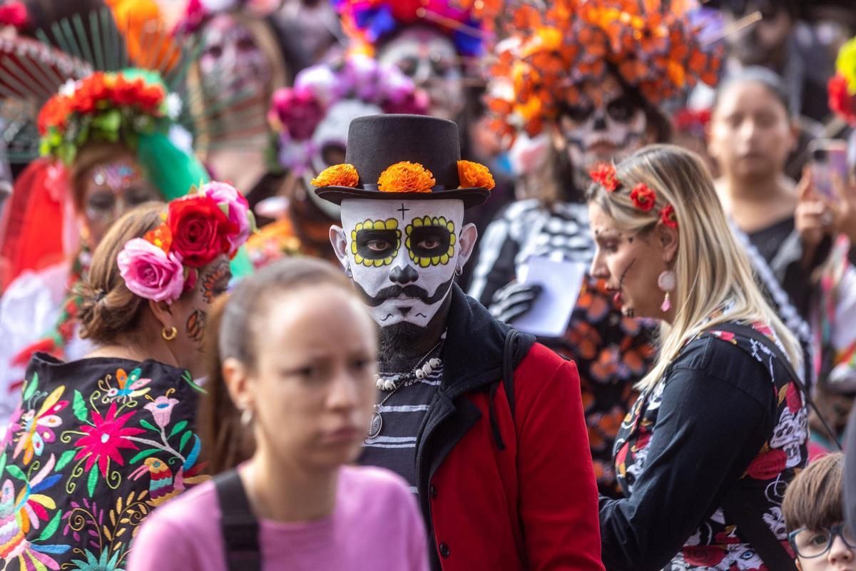 Espectacular desfile de Catrinas por La Rambla