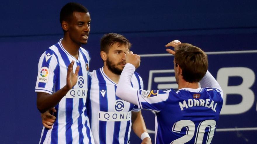 Los jugadores de la Real celebran el gol de Isak.