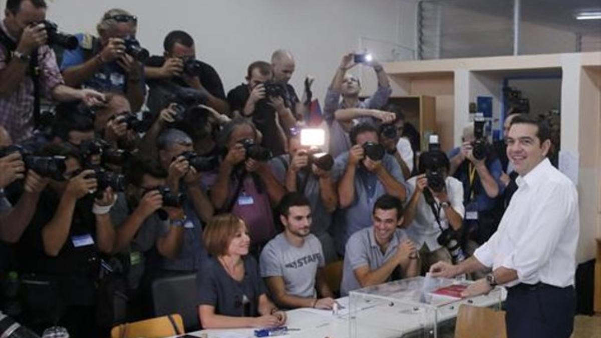 Alexis Tsipras, al depositar su voto, ayer.