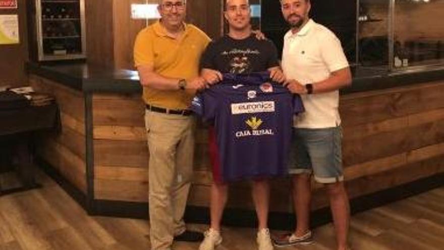 Roberto Pérez, en el centro de la imagen, posa con su nueva camiseta junto al presidente del club (izquierda) y el entrenador (derecha)