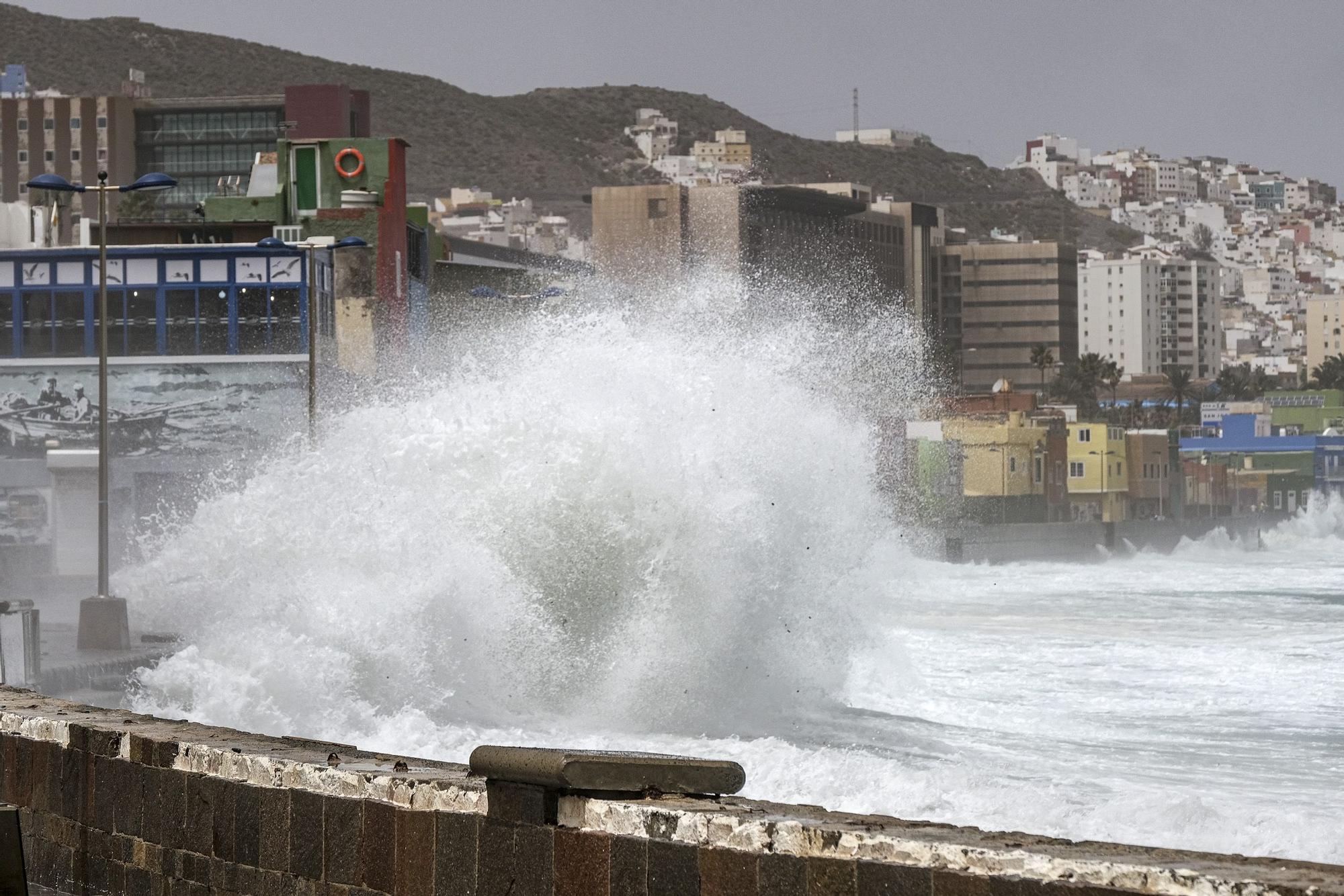 El fuerte oleaje de la pleamar inunda San Cristóbal