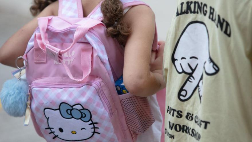 Detalle de las mochilas de dos alumnas. | VICENT MARÍ