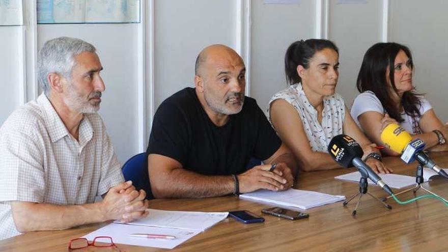 Pérez, en el centro, durante la presentación del fallo. // R. Grobas