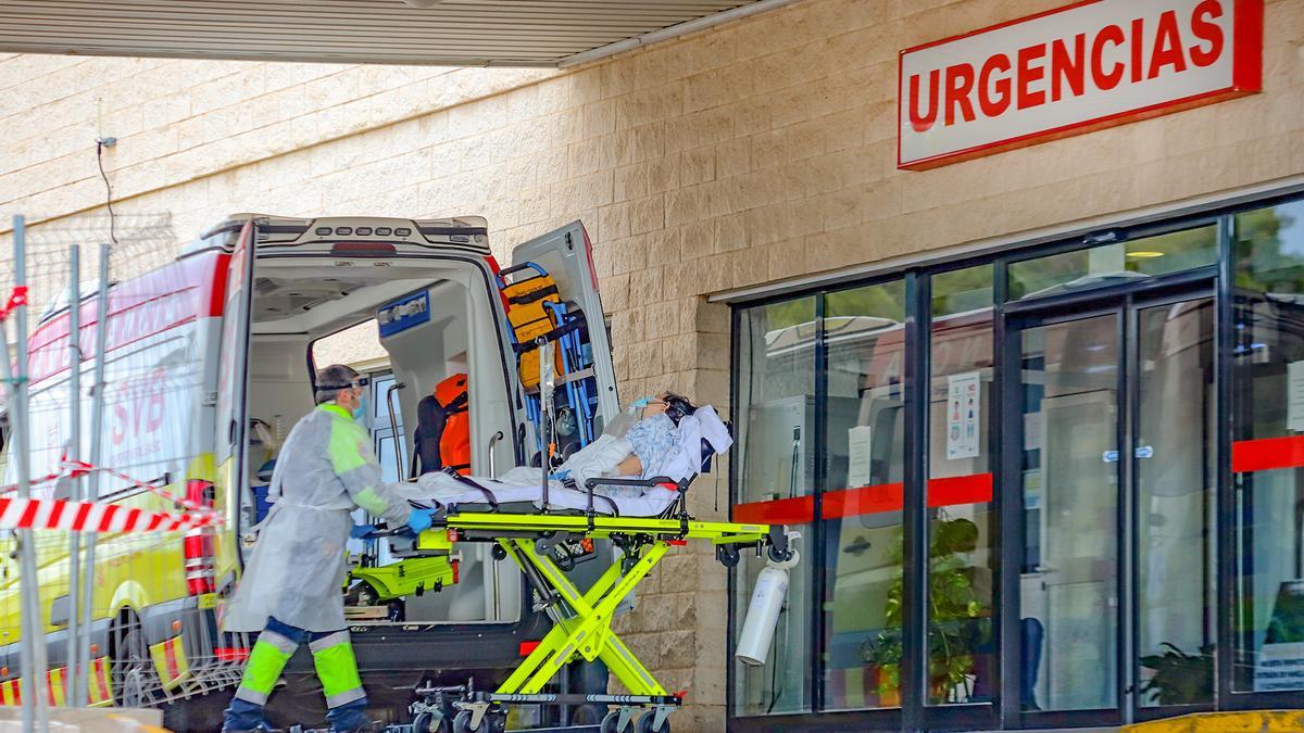 Imagen de la llegada de un paciente al acceso de Urgencias del Hospital Vega Baja de Orihuela