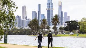 Varias personas realizan  ejercicio en el Albert Park Lake en Melbourne, Victoria, Australia. EFE/EPA/DANIEL POCKETT/Archivo