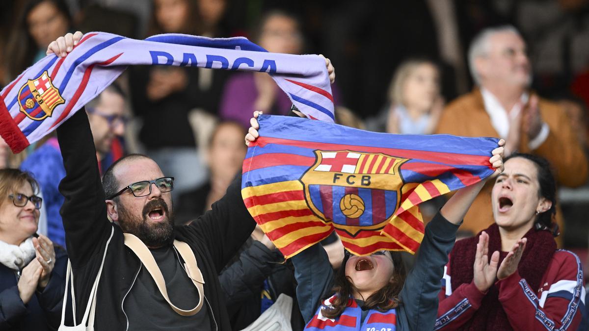 Unas aficionadas coreando los nombres de las jugadoras durante su presentación en el Camp Nou