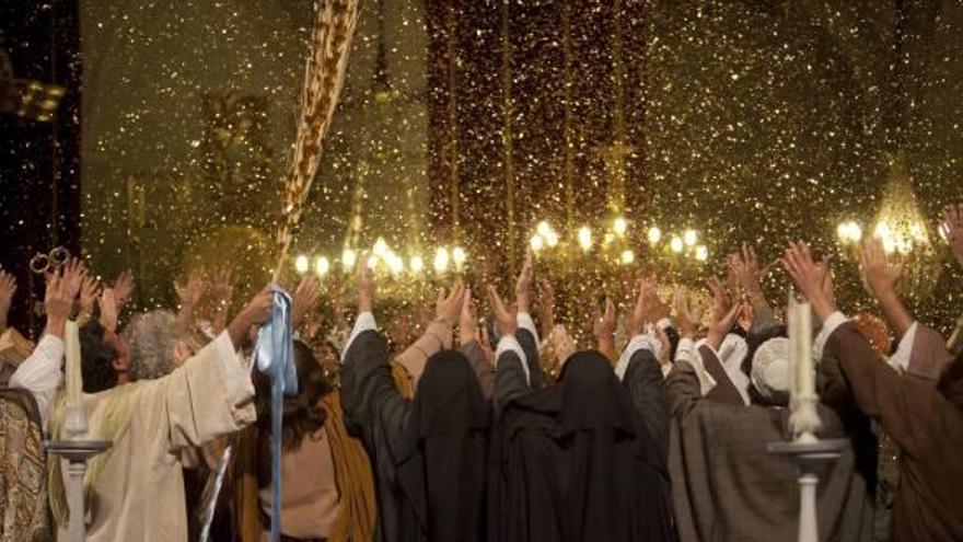 Lluvia de oropel sobre los cantores de la Capella en uno de los instantes más emocionantes de las escenificaciones en la basílica de Santa María.