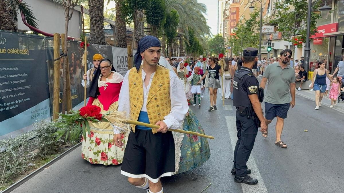 Así es el dispositivo de la Policía Local en la primera sesión de la Ofrenda de Flores de las Hogueras de Alicante