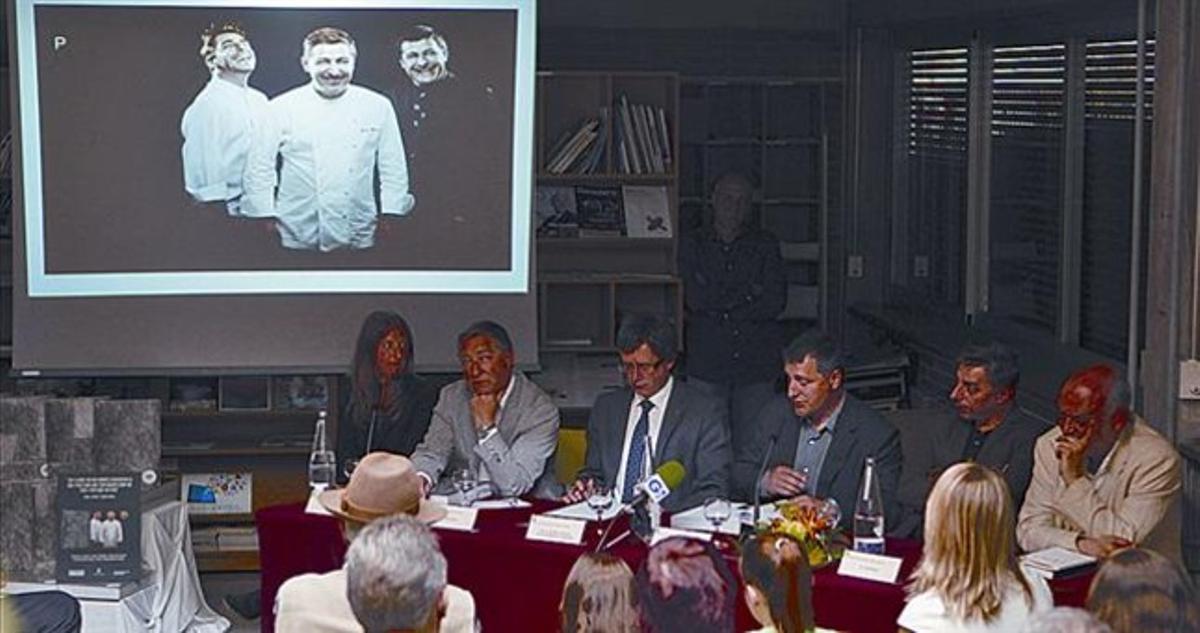 Els germans Roca, durant la presentació del llibre a Girona. A sota, la portada. Els germans Roca, durant la presentació del llibre a Girona. A sota, la portada.