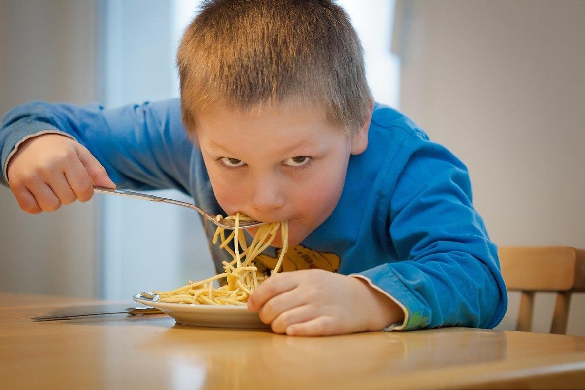 Comer deprisa eleva el riesgo de sobrepeso en los niños