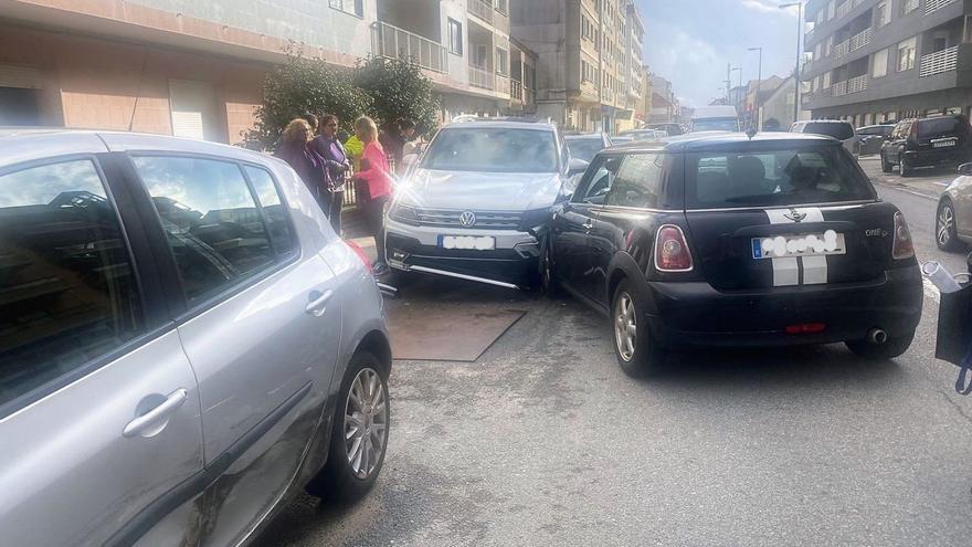 Herida la conductora de un coche que colisionó contra otros aparcados en la Avenida de Vigo