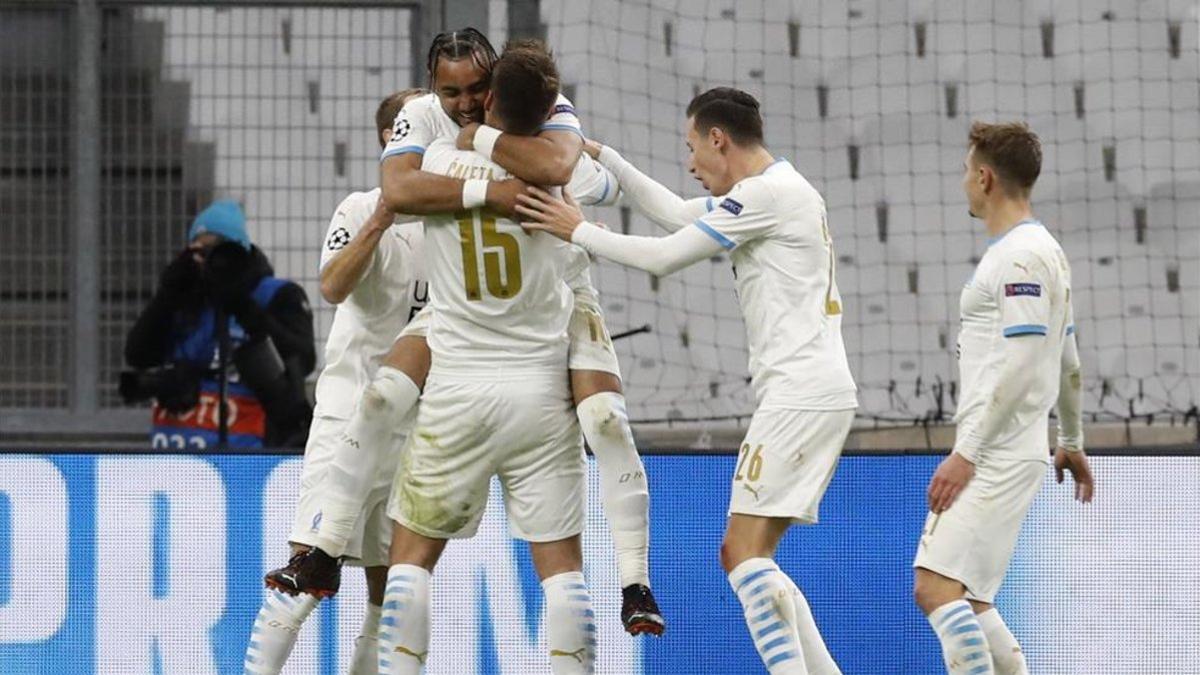 Los jugadores del Marsella celebran un gol ante el Olympiacos.